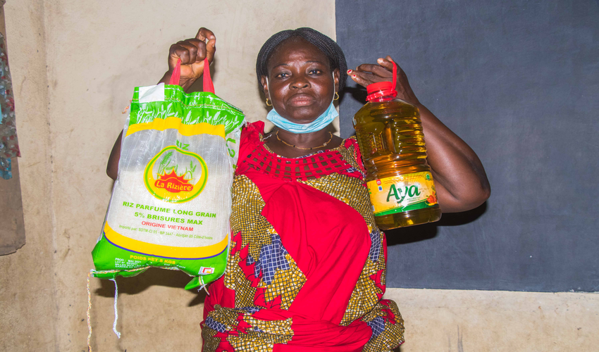 Métro d'Abidjan : des impactés vulnérables reçoivent leurs chèques et des vivres